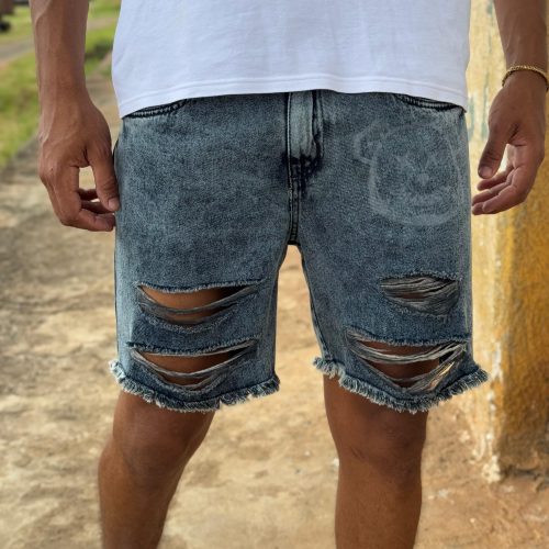 Bermuda jeans jogador cinza com bolsos laterais e traseiros, ideal para um look prático e estiloso.